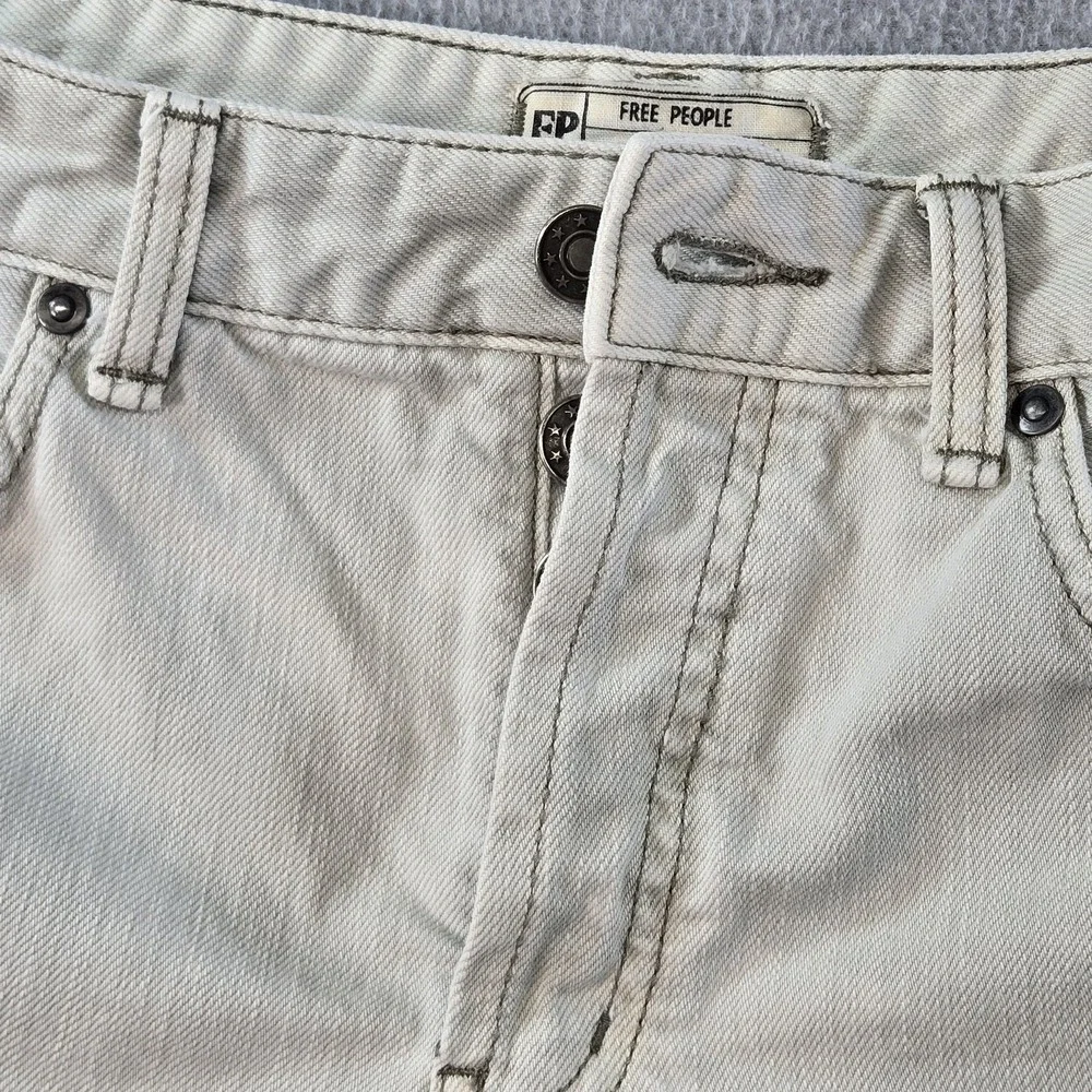 Free People‎ Shorts Womens 27 White Cut-Off Frayed Hem Pockets 2.5 Inseam Denim